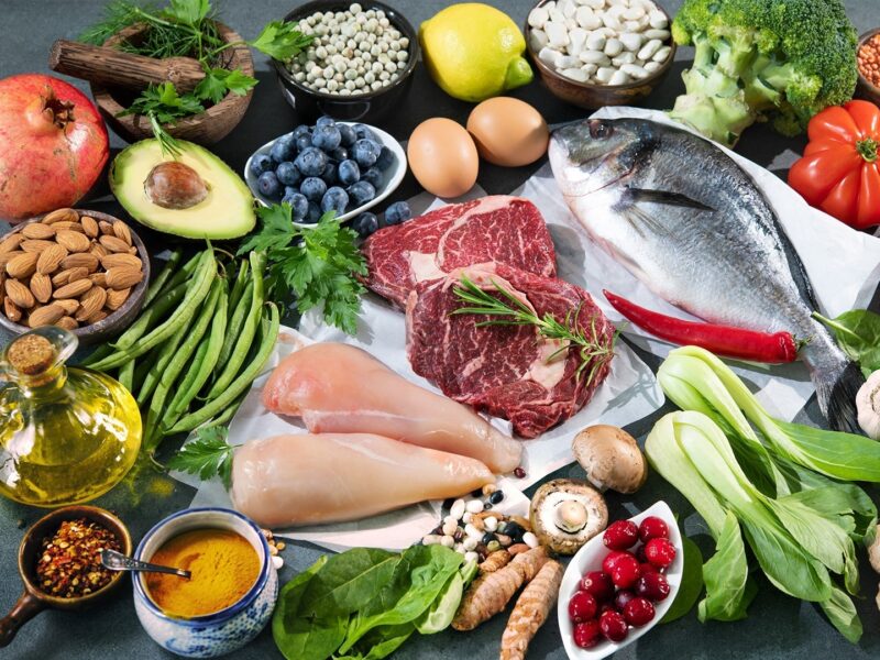 Foto de alimentos de uma alimentação balanceada com frutas, verduras, vegetais, proteínas, peixes, carnes.