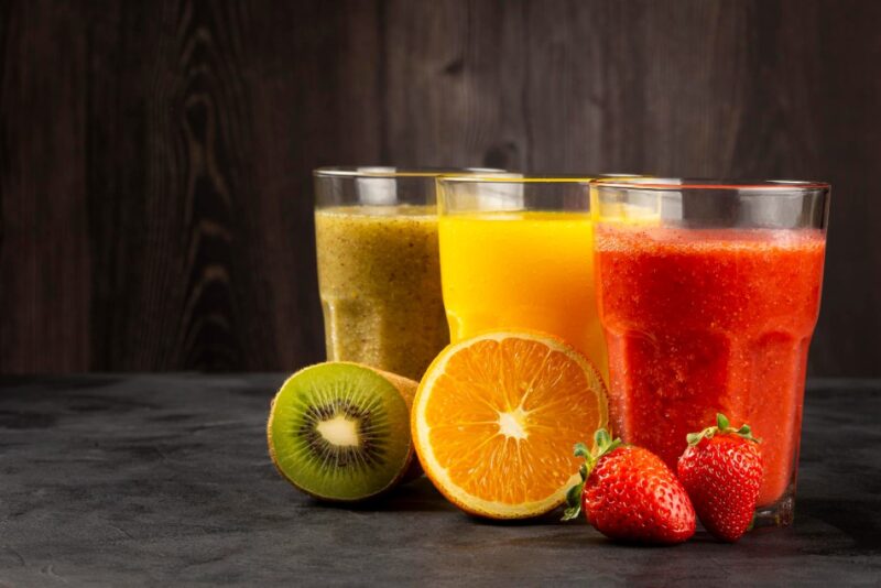 variedade de sucos de frutas smoothies de frutas